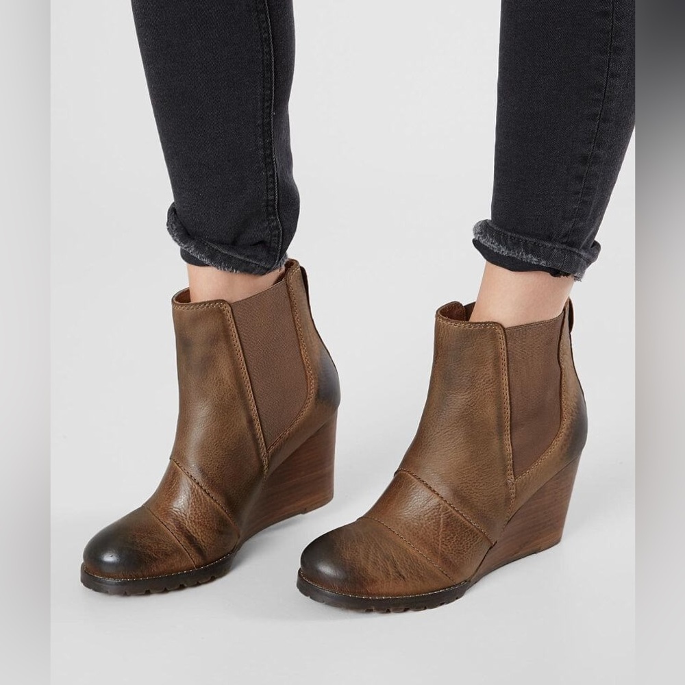 Diba True Bird Song Leather Wedge Boot size 11